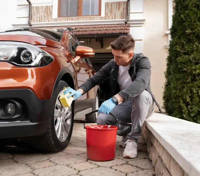 Lavage auto à domicile Rédené : professionnel intervenant sur un véhicule